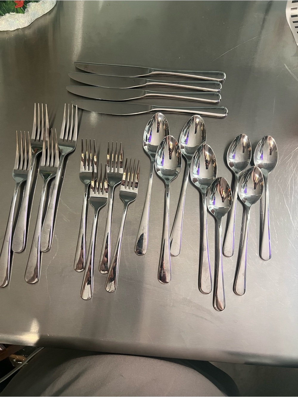 Cambridge 20 pc Stainless Set. Dinner & Salad Forks, Tea & Table Spoons, Knives
